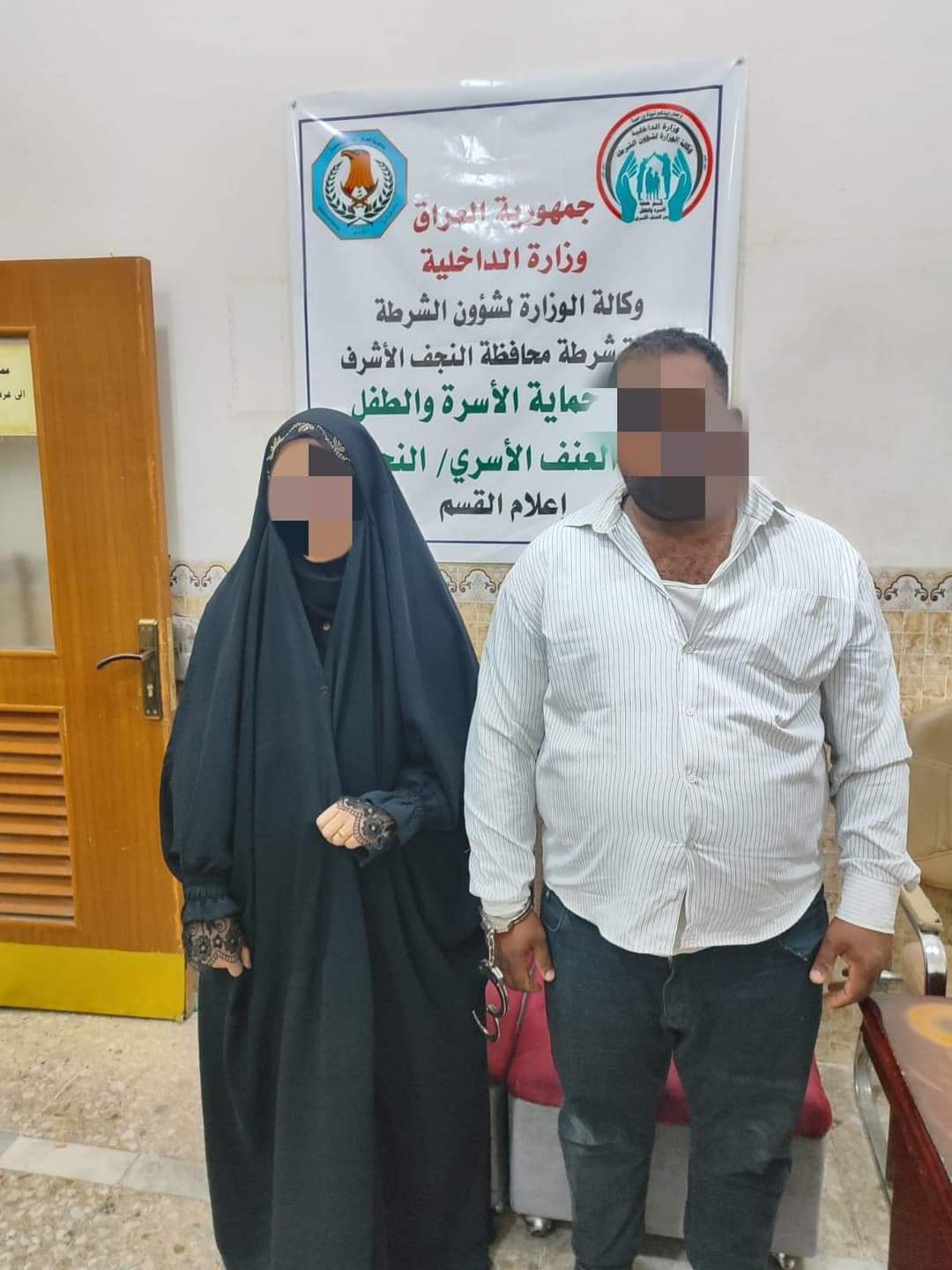 كسر ذراعها وحرقها بالماء الحار.. اعتقال اب قام بتعنيف ابنته الـ 6 سنوات بالاشتراك مع زوجته في النجف