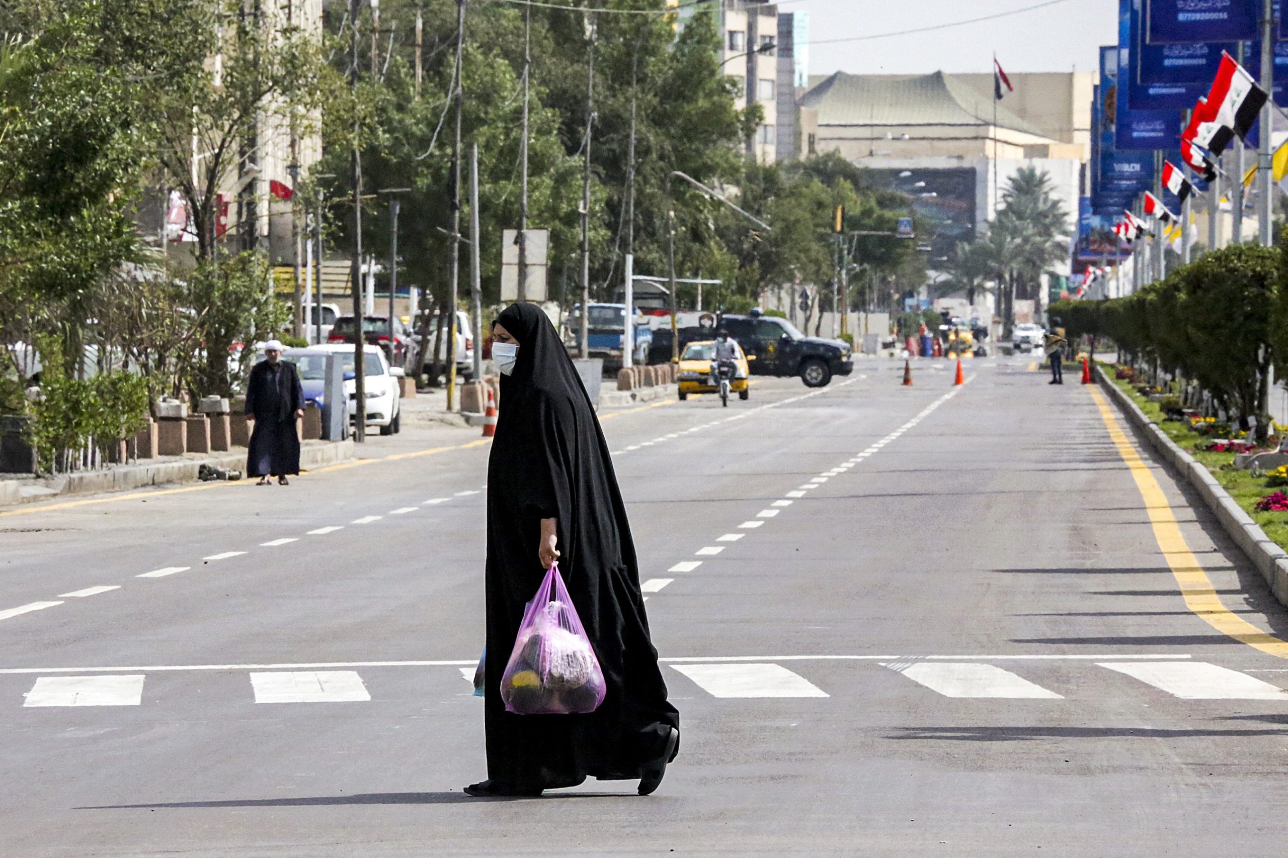 اللجنة الأمنية العليا: الصيدليات ومحال المواد الغذائية والمخابز بالمناطق السكينة مستثناة من حظر التجوال يومي الأربعاء والخميس