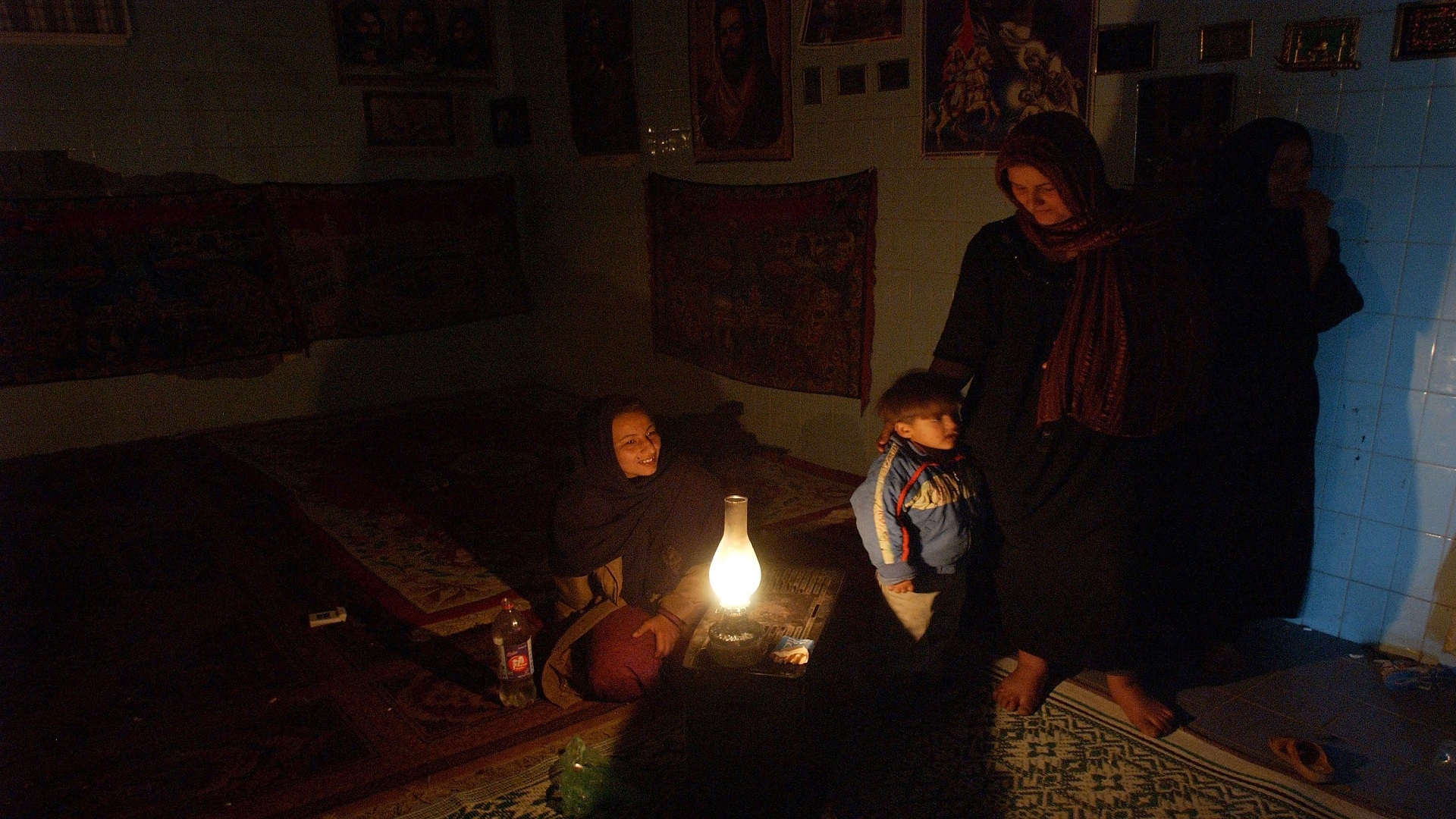 الكهرباء تتهم النفط بعدم توفير الوقود والمواطن بلا ضوء وماء ساخن