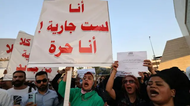 نساء العراق من القتل بذريعة المحتوى الهابط الى قانون الأحوال الشخصية