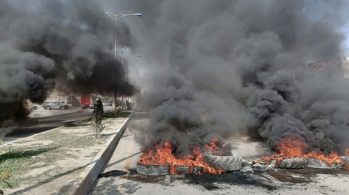 “نريد مكانا بديلا”.. كسبة كركوك يغلقون طريقاً رئيسياً بالإطارات المحترقة احتجاجا على هدم بسطاتهم