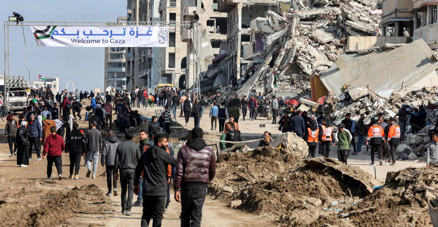 آلاف النازحين في غزة يعودون شمالاً مع انسحاب قوات الاحتلال