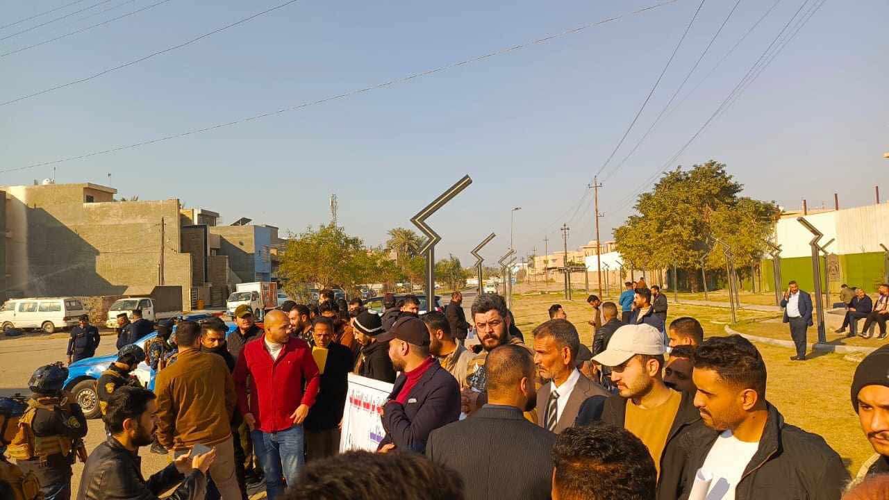 الحراس التشغيليّن بديوان الوقف السني يتظاهرون في بغداد مطالبين بصرف الرواتب وتجديد العقود