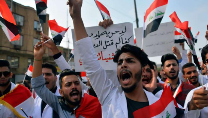 خريجو المهن الطبية يخرجون بتظاهرة حاشدة أمام وزارة الصحة في بغداد للمطالبة بالتعيين