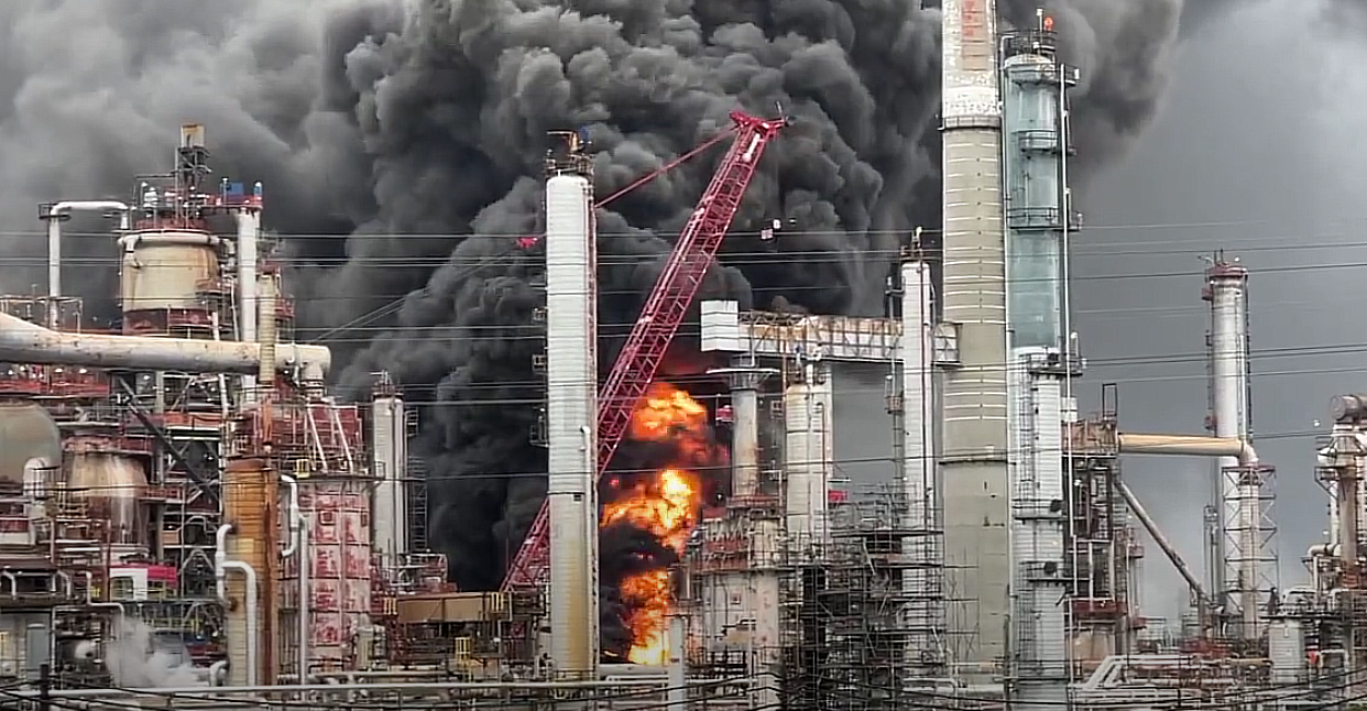حريق ضخم يأتي على مصفاة نفط في كاليفورنيا