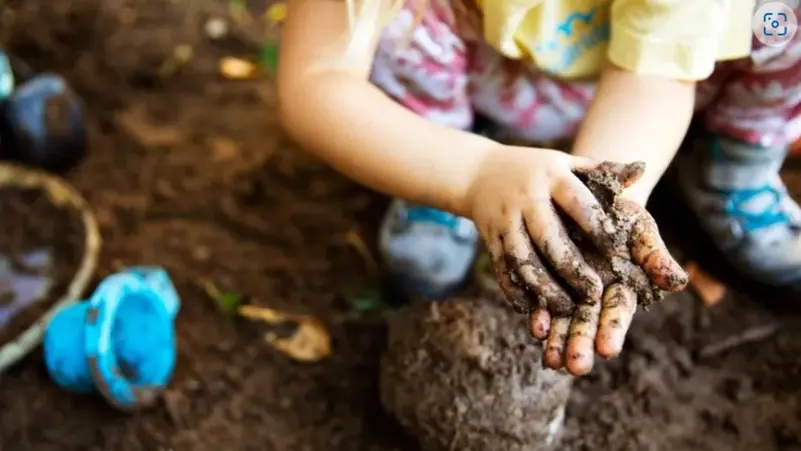 أرجوكم.. اتركوا أطفالكم يلعبون في التراب