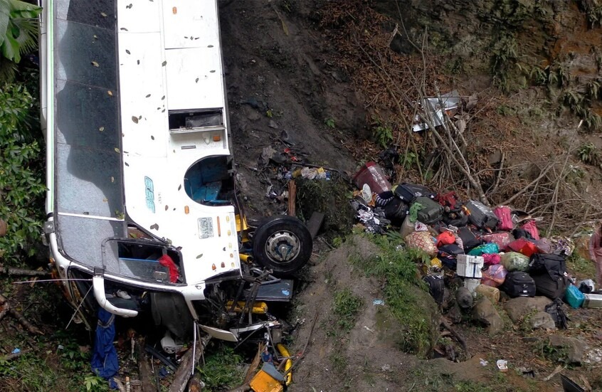 البرازيل.. مصرع وإصابة 26 شخصاً بسقوط حافلة في أحد الوديان