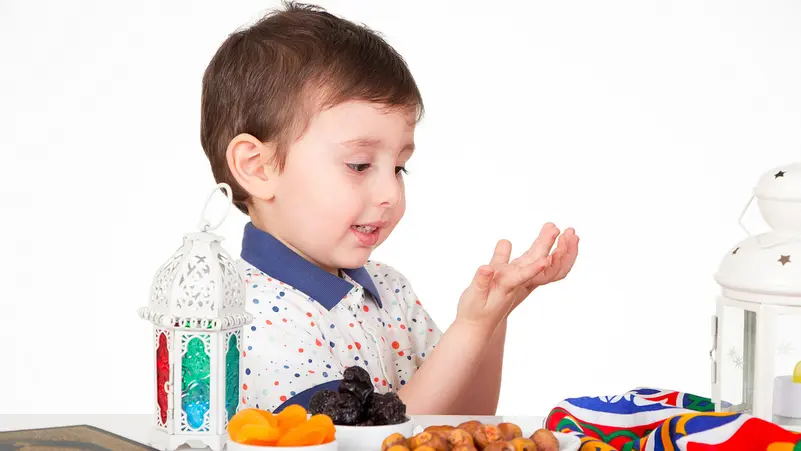 متى وكيف يبدأ الأطفال الصيام؟.. إليك الإجابة الطبية
