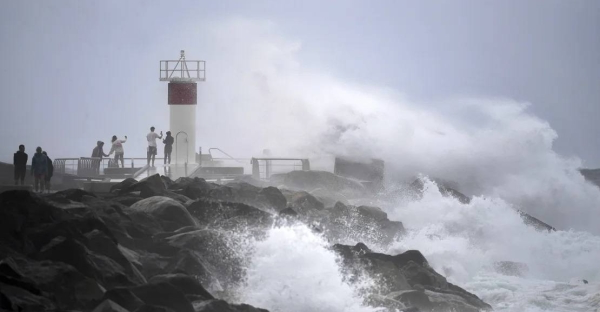 ألفريد يهجر السكان ويقطع الكهرباء عن 46 ألف منزل بأستراليا