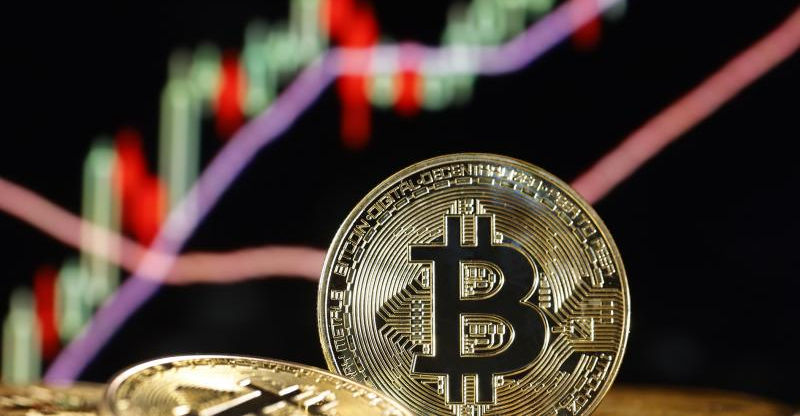 أسعار العملات المشفرة تواصل الانحدار و”بتكوين” تنخفض عند أدنى مستوى