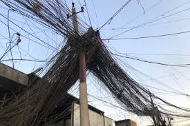 مسؤول حكومي: الحكومة توزع الوقود المجاني للمولدات الاهلية وتتنصل عن بناء محطات كهربائية جديدة