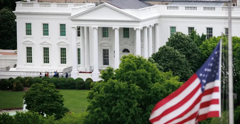 تقرير: ارتباك داخل الإدارة الأمريكية يوقف مؤقتاً العقوبات على إيران