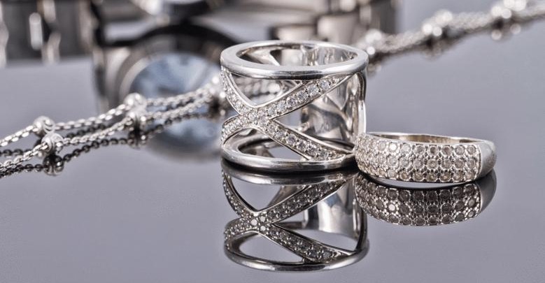 قفزة تاريخية.. الفضة تسجل أعلى مستوى في أكثر من عقد