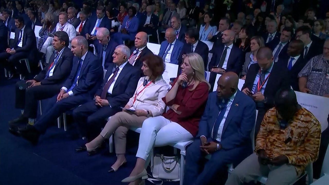 رئيس الجمهورية يغادر الى باريس لقضاء عطلة العيد بذريعة مؤتمر المحيطات