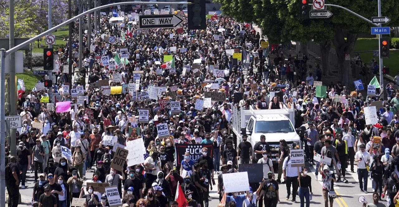 تصعيد جديد في لوس أنجلوس.. متظاهرون يغلقون الطرق ويحرقون المركبات