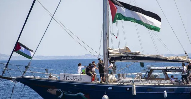 إسرائيل تحتجز سفينة مساعدات حاولت كسر الحصار عن غزة