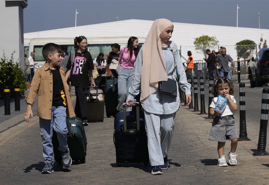 عراقيون عالقون في لبنان يطالبون بعودتهم الى بلادهم