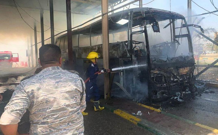 حريق يلتهم حافلة تقل حجاجاً عراقيين قرب النجف