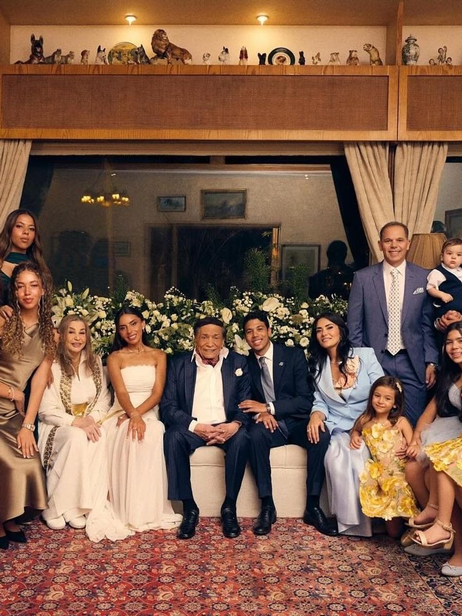 عادل إمام يطل بعد غياب طويل.. صورة من زفاف حفيده