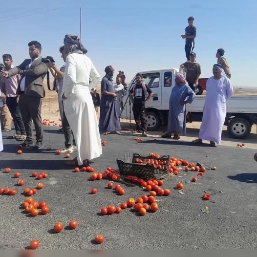 فلاحو سنجار في نينوى يقومون بإلقاء محاصيلهم الزراعية في الشوارع