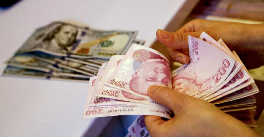 الدولار يكسر حاجز الـ40 أمام الليرة التركية وسط تصاعد توترات سياسية
