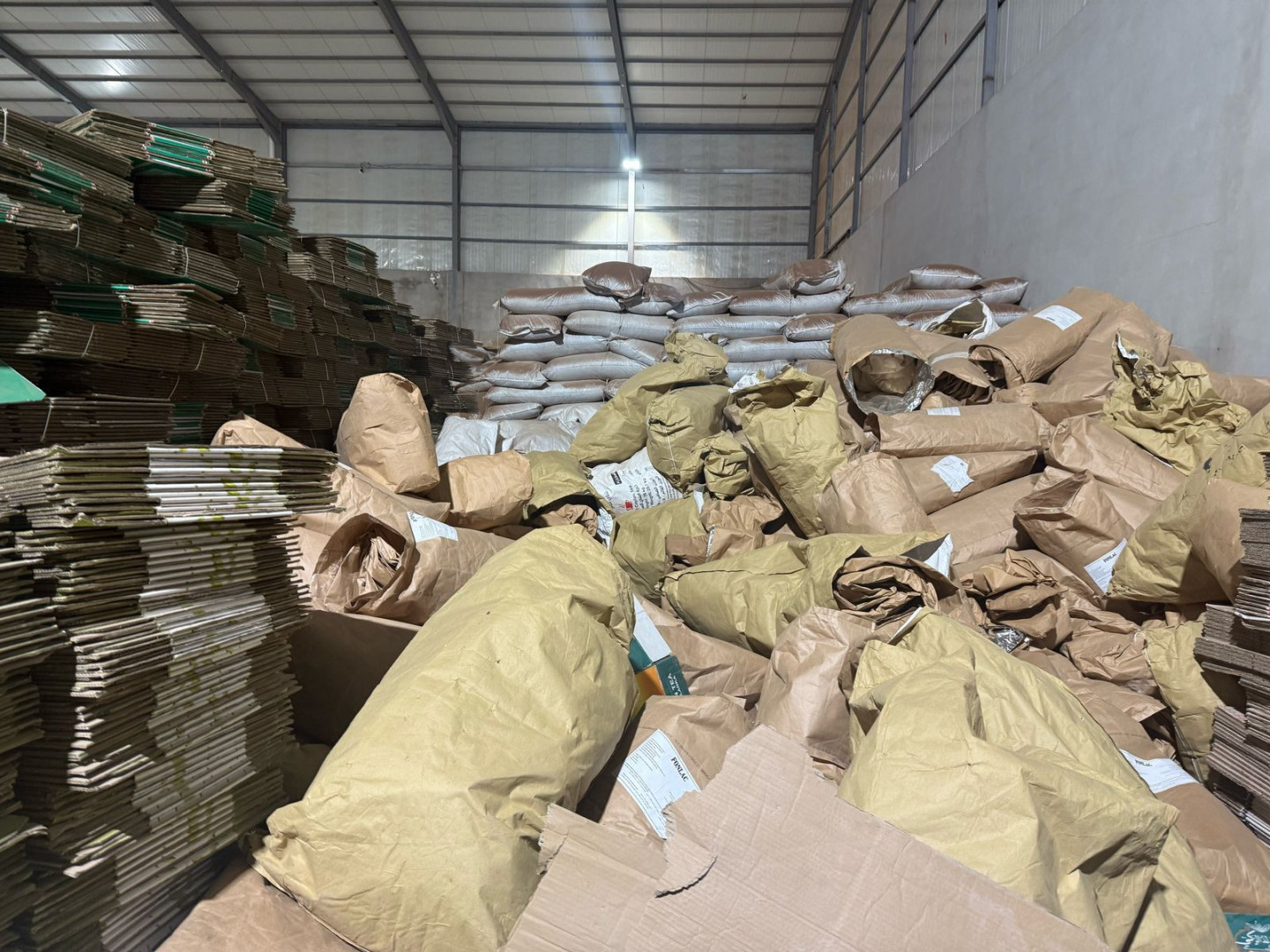 نينوى: ضبط مواد غذائية منتهية الصلاحية داخل مخزن غير مجاز في منطقة اليابسات