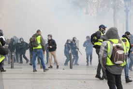 تصاعد العنف في باريس.. معارك كر وفر بين الشرطة والمحتجين