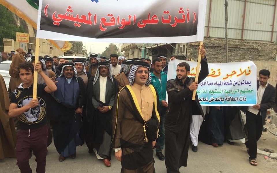 اهالي قضاء قلعة سكر في ذي قار يتظاهرون احتجاجا على انقطاع الماء