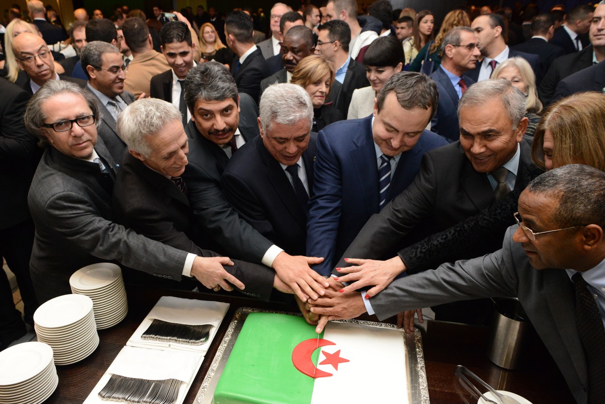 نواب جزائريون يغلقون مقر البرلمان بالأغلال ويطالبون باستقالة رئيسه