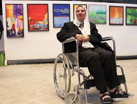 فنانة بصرية تتحدى المرض وتقيم معرضها الفني (حكايتي مع اللون)