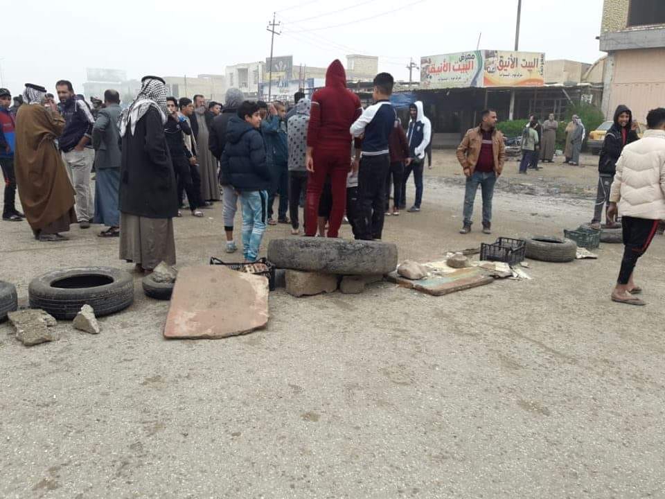 متظاهرون غاضبون يقطعون طريقا رئيسيا في ذي قار