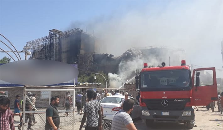 فرق الدفاع المدني في البصرة تواصل اخماد الحريق الذي اندلع في احد المطاعم