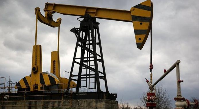 النفط يهبط متأثرا بالخلافات التجارية بين أمريكا والصين