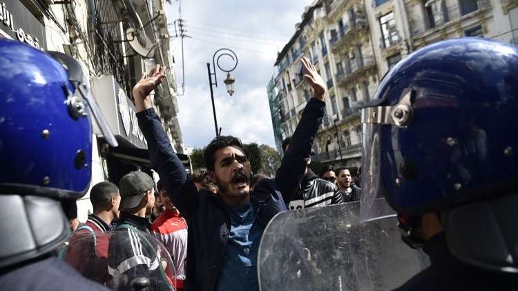 الآلاف يتظاهرون في الجزائر احتجاجا على ترشح بوتفليقة للرئاسة