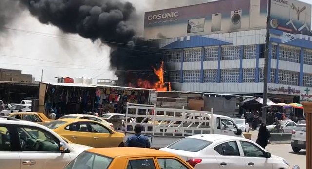 اخماد حريق اندلع في بناية تجارية بسوق البصرة القديمة