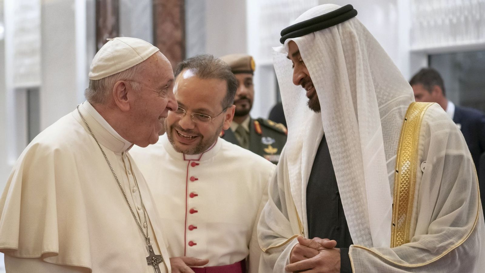 عشرات الآلاف يحضرون أول قداس لبابا الفاتيكان في شبه الجزيرة العربية