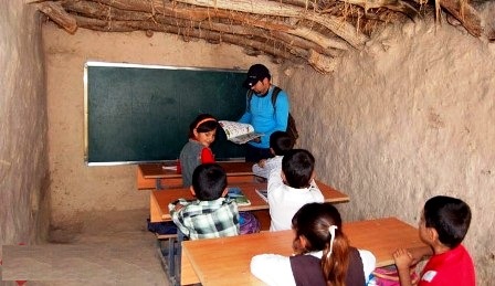 بالفيديو .. واقع إحدى مدارس العراق ” الشاطئ الأخضر الابتدائية المشتركة “