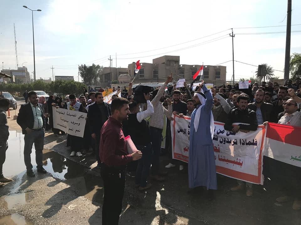 ممثلو تظاهرة المعلمين العقود: مجلس البصرة اخبرنا ان المحافظ يملك صلاحية تثبيتنا