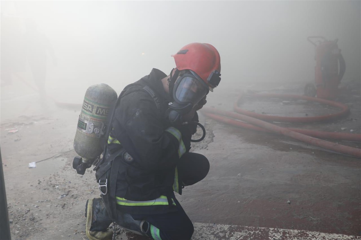 بالصور.. حريق كبير في الحارثية والدفاع المدني يتدخل