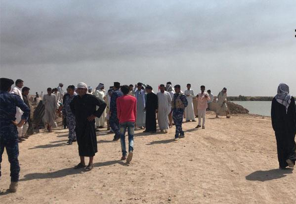 مواطنون يقطعون موقع الجسر الانبوبي التابع لحقل مجنون النفطي شمال البصرة