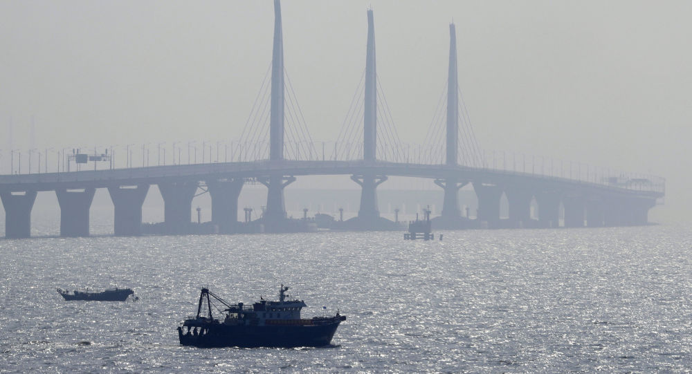 الصين تفتتح أطول جسر بحري في العالم (فيديو)