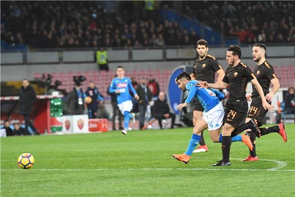 ذئاب روما تفترس نابولي وتهدد حلم الكالتشيو