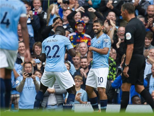 أجويرو وميندي يقودان مانشستر سيتي لحفل على شرف هيديرسفيلد