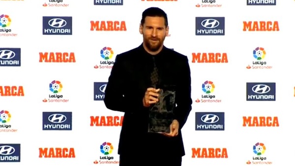 ميسي يتسلم جائزتي البيتشيتشي والأفضل في الليجا