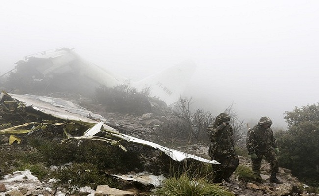 سقوط طائرة عسكرية جزائرية وأنباء عن مقتل أكثر من 100 شخص