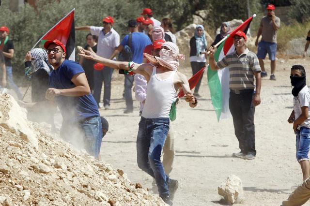 متظاهرون في غزة يسقطون طائرتين مسيرتين اسرائيلتين بالحجارة