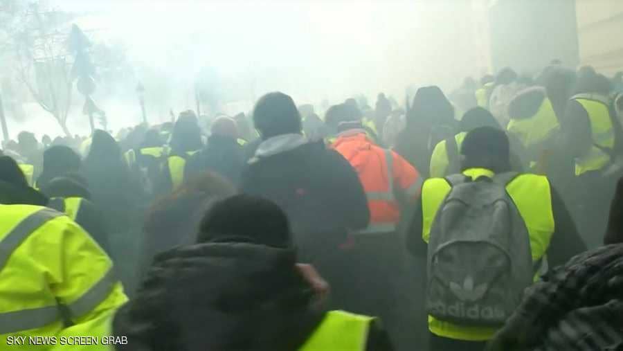 متظاهرو فرنسا يستهدفون قصر الرئاسة.. والأمن يرد بقنابل الغاز