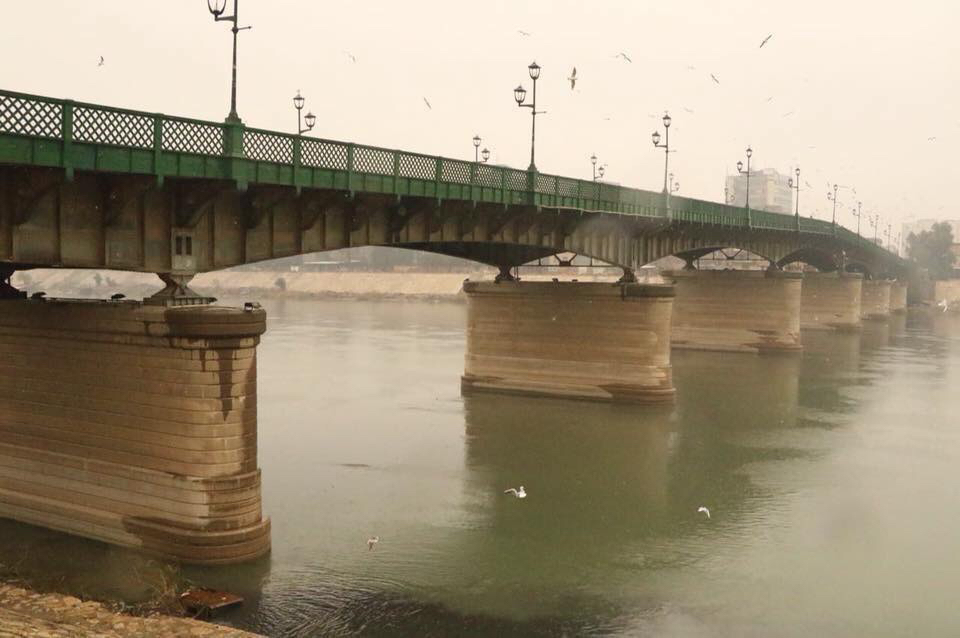 مواطنون يشكون من تكدس مياه الامطار في منطقة العبيدي شرقي بغداد