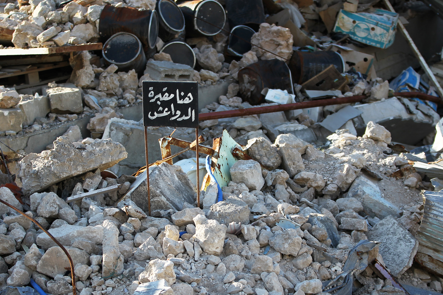 اسوشيتد برس: بيوم اندحاره.. داعش يقاتل على 1% من “دولته”.. ومخاوف العراق تتصاعد