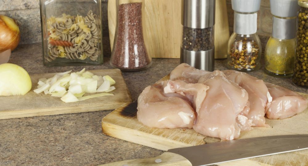 دراسة تكشف سبب منع غسل الدجاج قبل الطهي